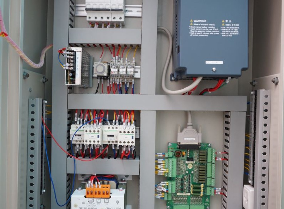 Tủ điện điều khiển công nghiệp với các bộ điều khiển, aptomat và dây dẫn được lắp đặt gọn gàng